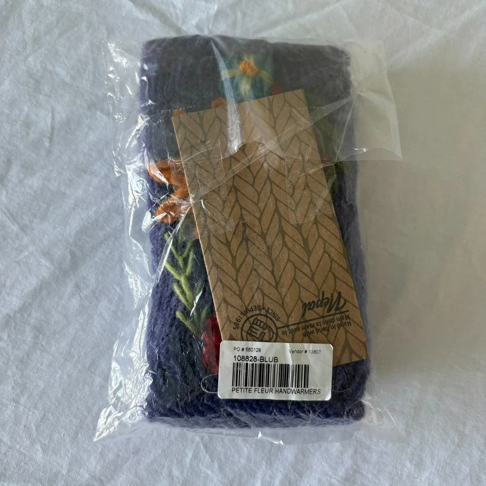 NWT Lost Horizons Handcrafted Womens Blue Knit Flower Petite Fleur Handwarmers